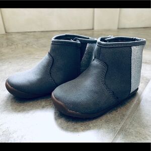Carter’s gray/ silver boots size 5.5 in GUC